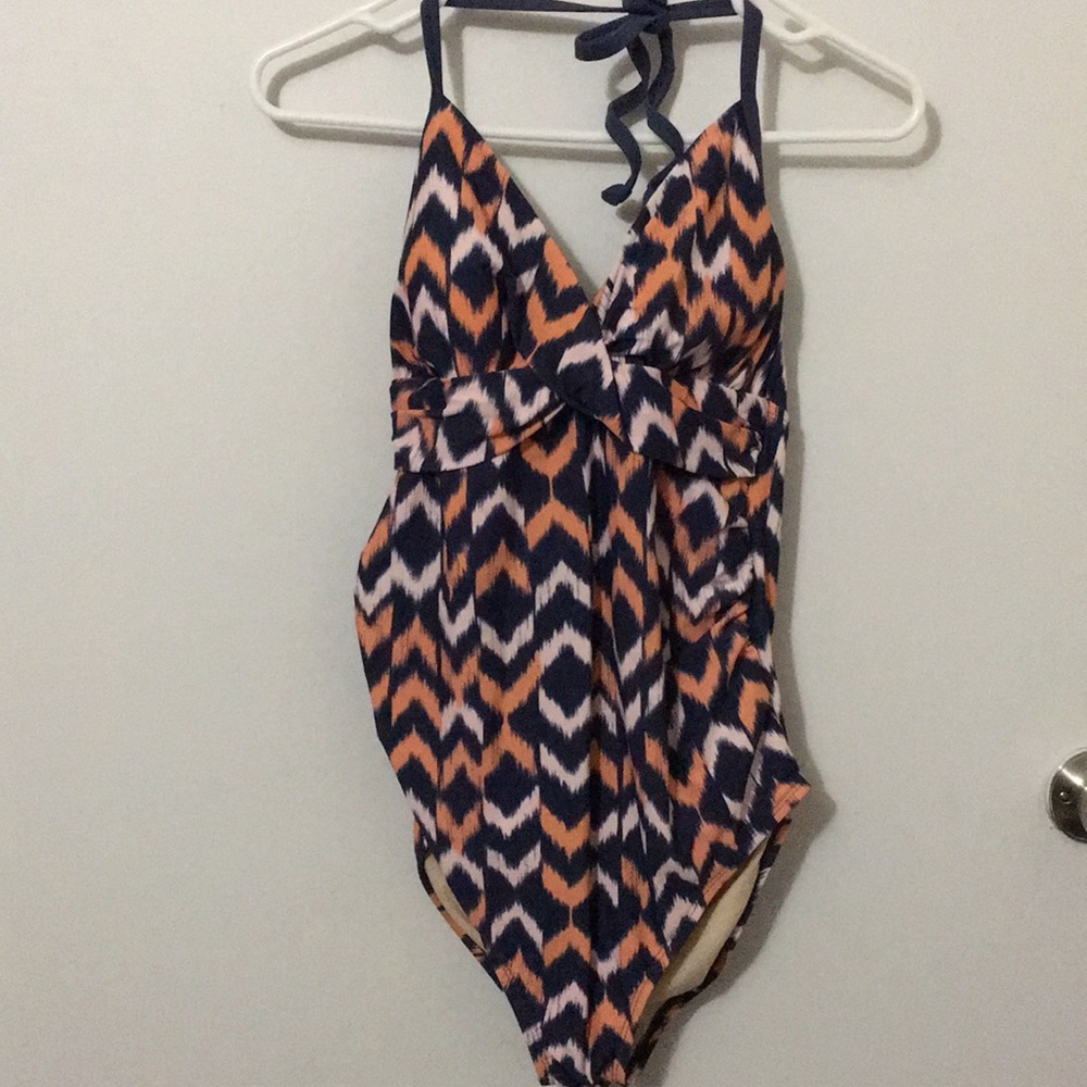 Liz Lange maternity swimsuit ☀️